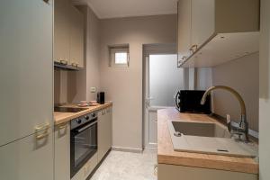 Designer 2-Bedroom Flat with Balcony & Full Amenities Steps from Piata Universitatii