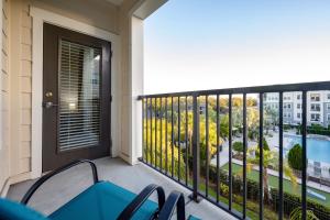 Gated Resort Style 1BR - KING Bed, Pool Views, SPA Hot Tub, Gym, WiFi, Wash & Dry, AC, Elevators, Starbucks, EV CHRG Station, Free Parking, Pets -- IDEAL FOR Medical, Business, Relocation, Long Stays - by Moffitt Cancer Ctr, USF, River Hills Country 