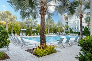 Gated Resort Style 1BR - KING Bed, Pool Views, SPA Hot Tub, Gym, WiFi, Wash & Dry, AC, Elevators, Starbucks, EV CHRG Station, Free Parking, Pets -- IDEAL FOR Medical, Business, Relocation, Long Stays - by Moffitt Cancer Ctr, USF, River Hills Country 