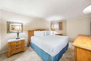 Holiday Surf and Racquet Unit 613