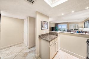 Holiday Surf and Racquet Unit 613