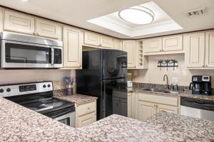 Holiday Surf and Racquet Unit 613