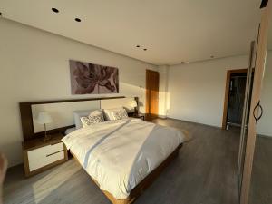 Luxurious 3BR & 2BA, 5-min to Train Station, Large Terrace, High Floor