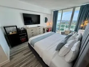 Balcony Ocean View ! Pool - WiFi - Gym - Parking - Coconut Grove