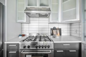 Prime Williamsburg Luxury One Bedroom With Balcony