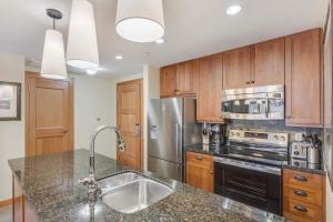 Capitol Peak Lodge 3205 & 3207 by Snowmass Mountain Lodging