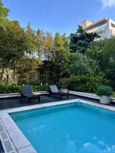 DPTO PLAYA GRANDE- 2 ADULTOS - 1 NIÑO-COCHERA-PILETA -Edificio de Categoría