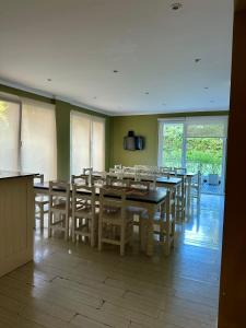 DPTO PLAYA GRANDE- 2 ADULTOS - 1 NIÑO-COCHERA-PILETA -Edificio de Categoría