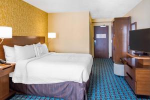 King Room with Adapted Tub - Mobility and Hearing Accessible room in Fairfield Inn & Suites by Marriott Santa Fe