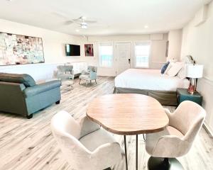 108 King Suite, 1st Floor Barefoot