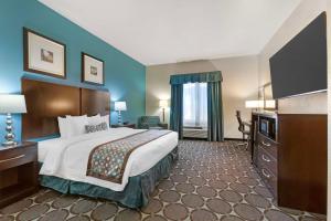 King Suite with Roll-in Shower - Disability Access - Non smoking room in Best Western Sonora Inn & Suites