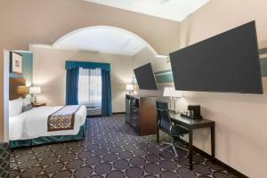 King Suite with Spa Bath - Disability Access - Non smoking room in Best Western Sonora Inn & Suites