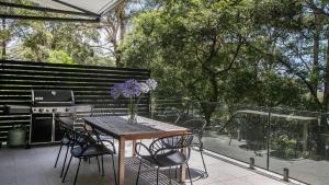 Elegant Abode Only Moments To Macmasters Beach