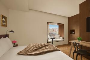 Deluxe Santa Caterina Room, 1 King room in The Barcelona EDITION