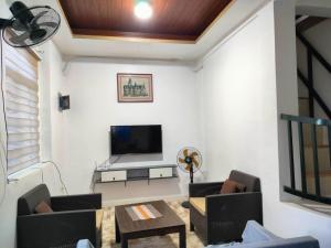 Simple, Spacious Home To Stay, 2Bedrooms 2 Toilet & Bath 1 car garage