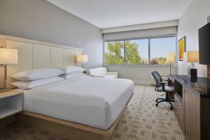 Guest Room, 1 King room in Delta Hotels by Marriott Chicago Willowbrook