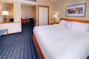 Larger Guest Room 1 King, Sofa bed room in Fairfield Inn & Suites by Marriott Wausau