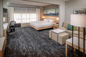 Club, Suite, 1 King, Sofa bed room in Delta Hotels Huntington Downtown