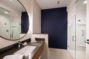Larger Guest room, 1 King room in Fairfield Inn & Suites by Marriott Dayton North