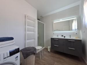 Maisons de vacances Gite moderne avec jardin, terrasse et parking prive - FR-1-590-538 : Maison de Vacances