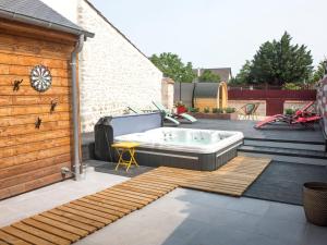 Maisons de vacances Maison de Ville avec Spa et Sauna pres d-Orleans - FR-1-590-547 : photos des chambres