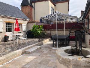 Maisons de vacances Maison de Ville avec Spa et Sauna pres d-Orleans - FR-1-590-547 : photos des chambres