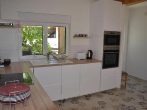 Maisons de vacances Charmant gite a la ferme avec terrasse et vue sur la mare - FR-1-590-540 : photos des chambres