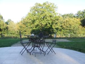 Maisons de vacances Gite calme en foret, proche Gien, 3 chambres et 2 salles d-eau - FR-1-590-555 : photos des chambres