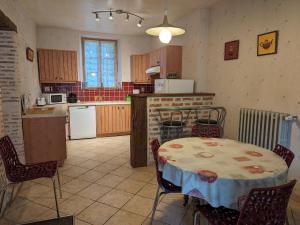 Maisons de vacances Gite calme pres de Meung-sur-Loire avec jardin et terrasse - FR-1-590-537 : photos des chambres