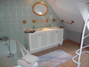 Maisons de vacances Gite cosy renove avec jardin, Wi-Fi et animaux acceptes pres d-Orleans - FR-1-590-559 : photos des chambres