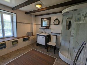 Maisons de vacances Charmant gite en foret avec terrasse et Wifi a Plombieres-les-Bains - FR-1-589-769 : photos des chambres