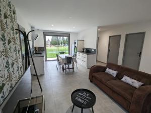 Maisons de vacances Maison renovee avec jardin et parking, proche Orleans, animaux acceptes - FR-1-590-561 : photos des chambres