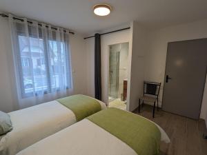 Maisons de vacances Maison renovee avec jardin et parking, proche Orleans, animaux acceptes - FR-1-590-561 : photos des chambres