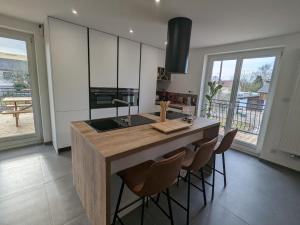 Maisons de vacances Gite spacieux pres du lac avec spa, aire de jeux, wifi et activites variees - FR-1-589-767 : photos des chambres