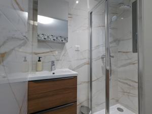 Maisons de vacances Maison renovee avec jardin et parking, proche Orleans, animaux acceptes - FR-1-590-561 : photos des chambres