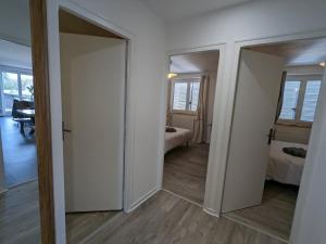 Maisons de vacances Gite spacieux pres du lac avec spa, aire de jeux, wifi et activites variees - FR-1-589-767 : photos des chambres