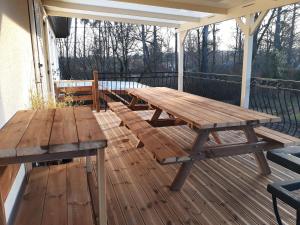 Maisons de vacances Gite spacieux pres du lac avec spa, aire de jeux, wifi et activites variees - FR-1-589-767 : photos des chambres