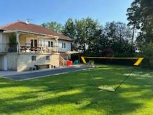 Maisons de vacances Gite spacieux pres du lac avec spa, aire de jeux, wifi et activites variees - FR-1-589-767 : photos des chambres