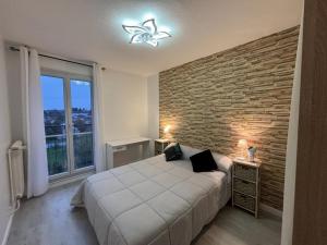 Appartements Appartement cosy au coeur de Moulins avec balcon et wifi - FR-1-489-555 : photos des chambres