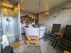 Chalets Cabane perchee avec terrasse, sauna et BBQ a Ferdrupt - FR-1-589-770 : photos des chambres