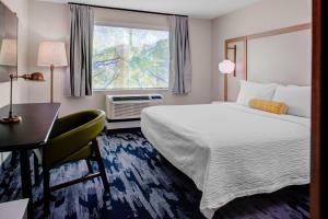 King Guest Room room in Fairfield Inn & Suites by Marriott Boulder Broomfield/Interlocken