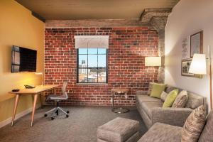 Executive Suite, King, Alternate bed: sofa bed room in Element Moline