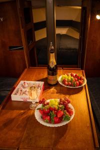 Uždubysio baidarės Nakvynė Jachtose (Night on a Yacht)