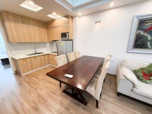 Căn Hộ Có Tầm Nhìn Và Ban Công (Apartment with View and Balcony)