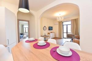 B35 - Deluxe Spacious Apartment Old Town-Free Parking