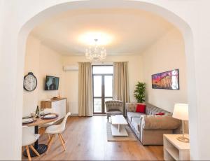B35 - Deluxe Spacious Apartment Old Town-Free Parking