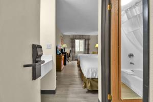 Queen Room with Two Queen Beds - Non-Smoking room in Baymont by Wyndham Zanesville
