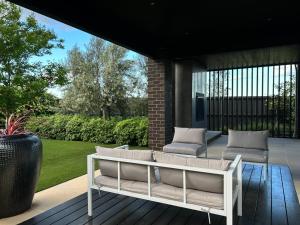 Premier Master Suite I HERstay in Mambourin