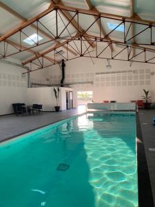 Maisons de vacances L-Atelier Dollonnais Gite spacieux en Sarthe avec studios, piscine chauffee et home cinema : photos des chambres