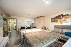 Penthouse apartment with spacious terrace & sea view